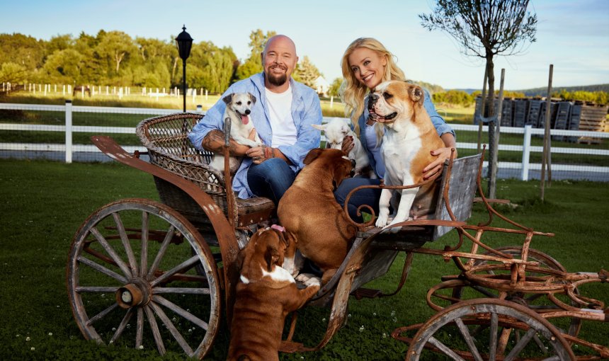 Anders and Johanna Lind Bagge with their dogs
