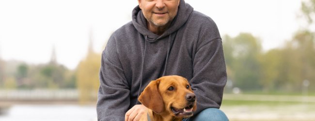 Martin Rütter mit Hund, der Tracker trägt